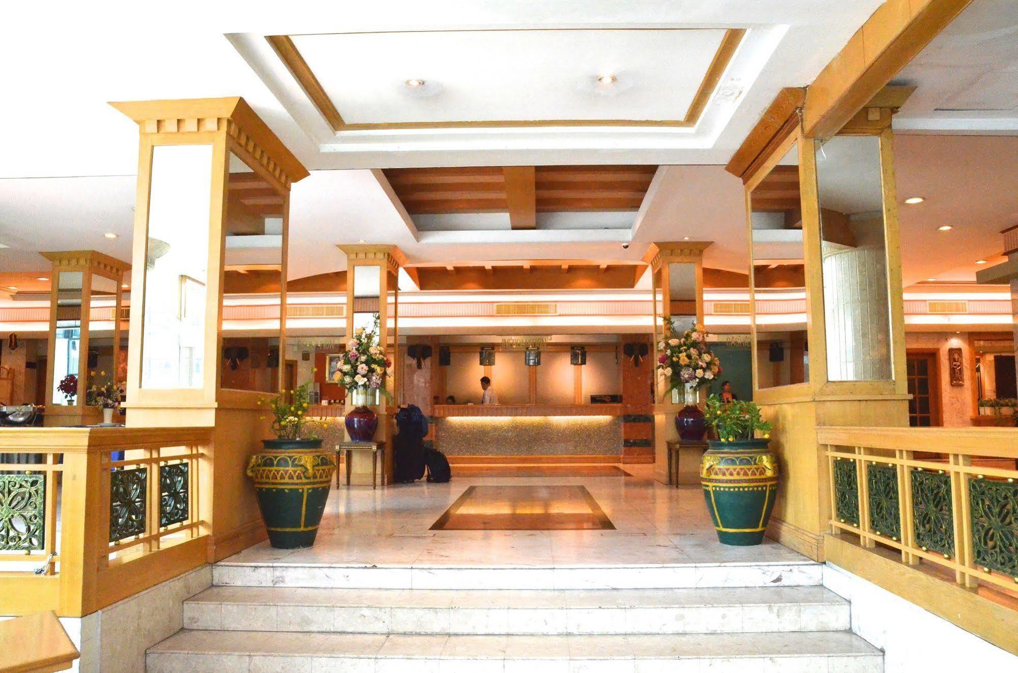 Ratchada City Hotel Banguecoque Exterior foto