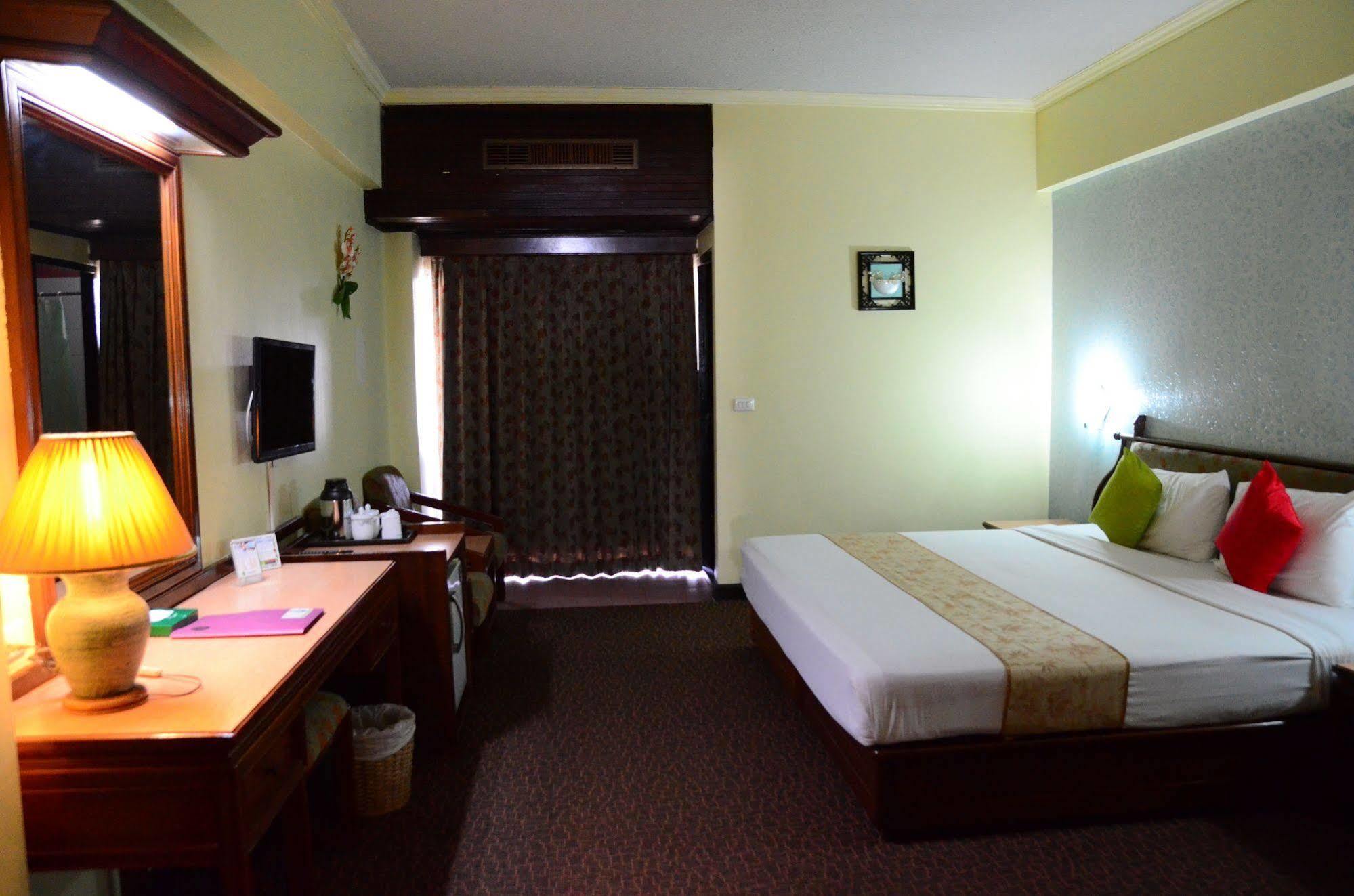 Ratchada City Hotel Banguecoque Exterior foto